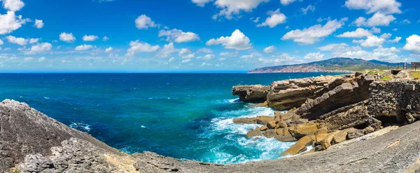 悬崖和岩石在大西洋海岸在辛特拉在一个美丽的夏日 葡萄牙 — 图库照片