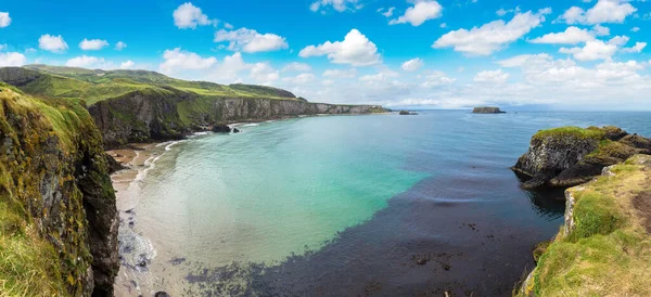 Carrick-a-Rede, Causeway Sahili Rotası bir güzel yaz günü, Kuzey İrlanda, İngiltere