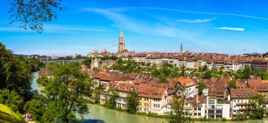 Bir güzel yaz günü, İsviçre Bern ve nın Munster katedralde panoramik manzaralı