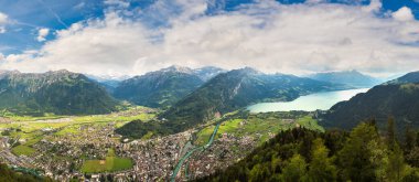 Interlaken panoramik bir güzel yaz günde, İsviçre