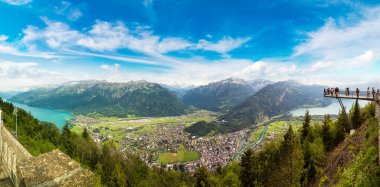 Interlaken panoramik bir güzel yaz günde, İsviçre