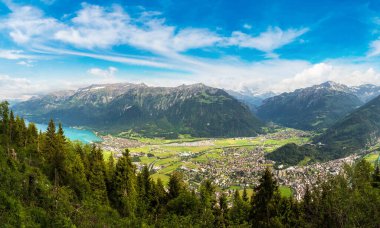 Interlaken panoramik bir güzel yaz günde, İsviçre