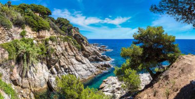 Kayalar Panoraması üzerinde sahil Lloret de Mar içinde bir güzel yaz gün, Costa Brava,