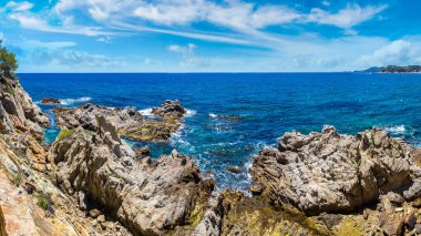 Kayalar Panoraması üzerinde sahil Lloret de Mar içinde bir güzel yaz gün, Costa Brava,