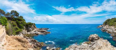 Kayalar Panoraması üzerinde sahil Lloret de Mar içinde bir güzel yaz gün, Costa Brava,