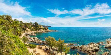 Kayalar Panoraması üzerinde sahil Lloret de Mar içinde bir güzel yaz gün, Costa Brava,