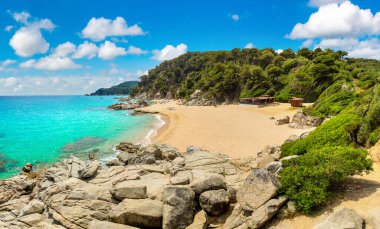 Kayalar Panoraması üzerinde sahil Lloret de Mar içinde bir güzel yaz gün, Costa Brava,