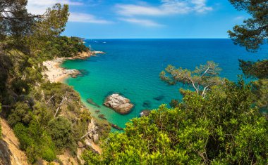 Kayalar Panoraması üzerinde sahil Lloret de Mar içinde bir güzel yaz gün, Costa Brava,