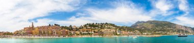 Renkli eski şehir ve Menton Beach'te Fransız Riviera bir güzel yaz günü, Fransa