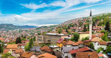 Panoramik hava görünümünde Saraybosna bir güzel yaz günü, Bosna-Hersek