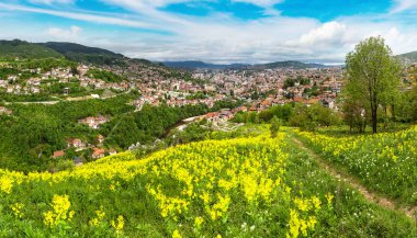 Panoramik hava görünümünde Saraybosna bir güzel yaz günü, Bosna-Hersek
