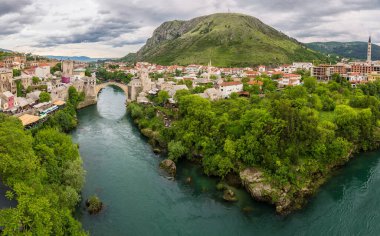 Eski Köprüsü Mostar Panoraması bir güzel yaz günü, Bosna-Hersek