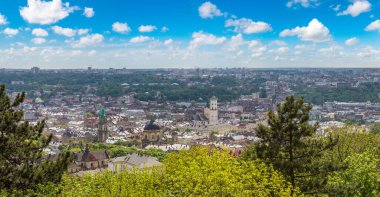 Güneşli bir günde Ukrayna, Lviv 'in panoramik hava manzarası