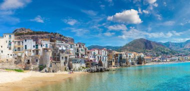 Cefalu Sicilya, İtalya güzel yaz günü'Panorama liman ve eski evler