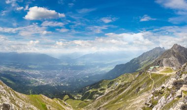 Bir güzel yaz günü, Avusturya Innsbruck panoramik havadan görünümü