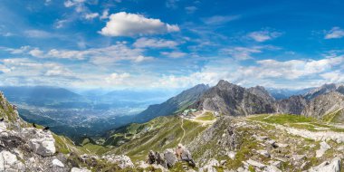 Bir güzel yaz günü, Avusturya Innsbruck panoramik havadan görünümü
