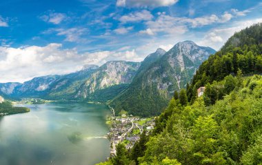 Ünlü Hallstatt dağ köyü, Salzkammergut, bir güzel yaz günü Avusturya'da panoramik havadan görünümü