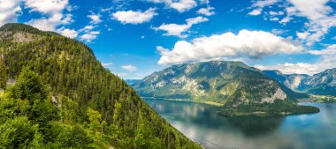 Ünlü Hallstatt dağ köyü, Salzkammergut, bir güzel yaz günü Avusturya'da panoramik havadan görünümü