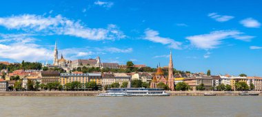 Güzel yaz günü içinde Macaristan Tuna Nehri ile Budapeşte görünüm