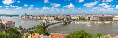 Güzel yaz günü Budapeşte ve Tuna Nehri panoramik manzaralı