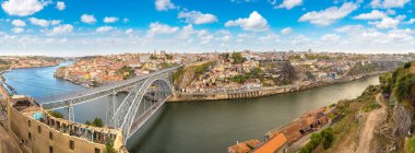 Panoramik hava görünümünde Porto Dom Luis köprünün bir güzel yaz günü, Portekiz