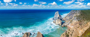 Cabo da Roca. Kayalıklarla ve kayalar bir güzel yaz günü, Portekiz Sintra'Atlantik Okyanusu kıyısında