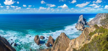 Cabo da Roca. Kayalıklarla ve kayalar bir güzel yaz günü, Portekiz Sintra'Atlantik Okyanusu kıyısında