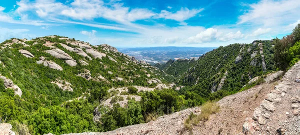 美しい夏の日 カタルーニャ スペインのモンセラート山の空中写真 — ストック写真