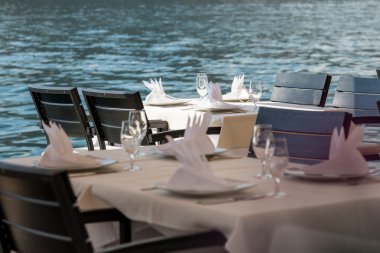 Tablo bir restoranda bir deniz üzerinde hizmet