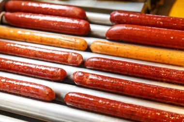 Prepearing sosis bir sosisli sandviç Maker. 