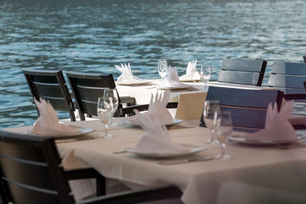 Mesa servida en un restaurante en un mar —  Fotos de Stock