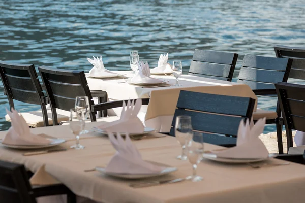 Mesa servida en un restaurante en un mar — Foto de Stock