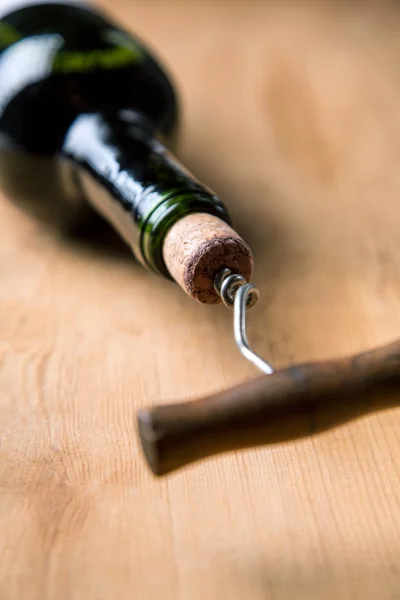 Corkscrew i en vinflaska kork — Stockfoto