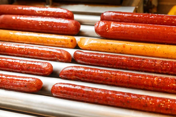 Prepearing worstjes in een hotdog-maker. Rechtenvrije Stockfoto's