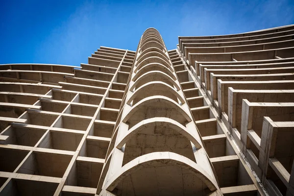 Moderne bouw van betonnen gebouw — Stockfoto