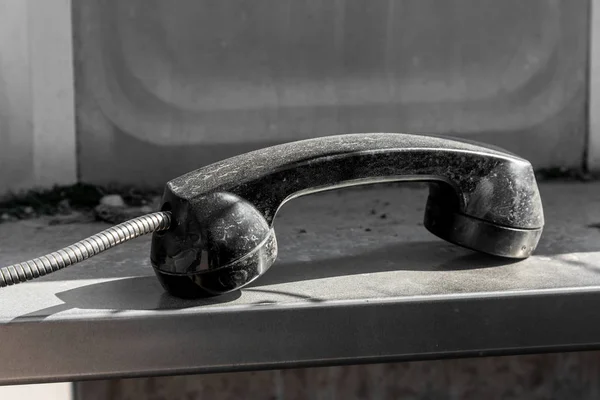 Teléfono público caído auricular —  Fotos de Stock