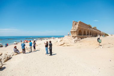 Antik Roma su kemeri Caesarea, İsrail keşfetmek insanlar