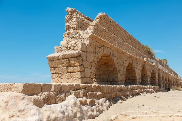 Antiguo acueducto romano en Cesarea, Israel — Foto de Stock