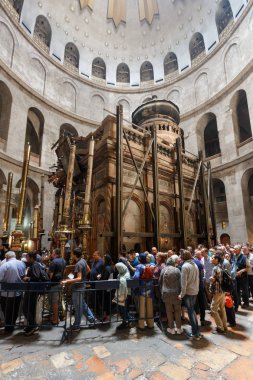 İnsanlar Kudüs'te Kutsal Kabir Kilisesi ziyaret