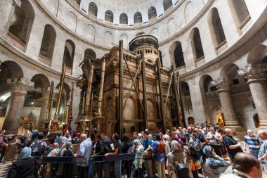 İnsanlar Kudüs'te Kutsal Kabir Kilisesi ziyaret