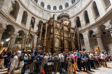 İnsanlar Kudüs'te Kutsal Kabir Kilisesi ziyaret