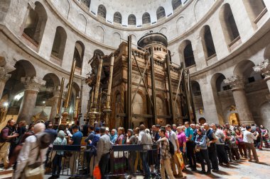 İnsanlar Kudüs'te Kutsal Kabir Kilisesi ziyaret