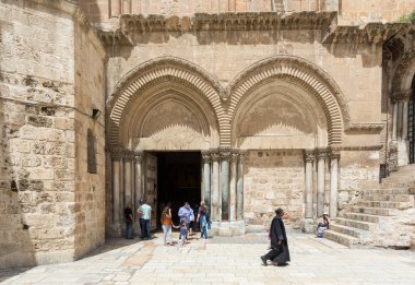 İnsanlar Jerus içinde Kutsal Kabir Kilisesi kapılarında
