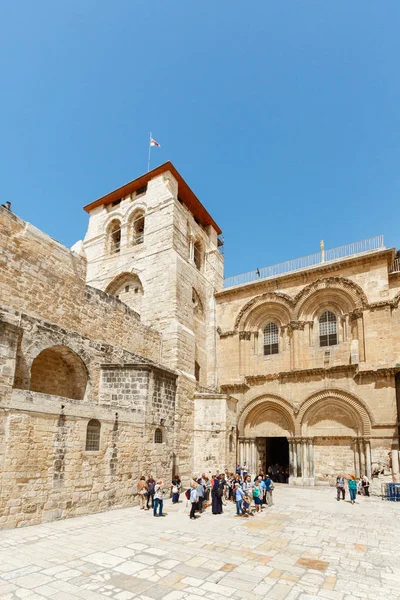 Jerus에서 신성한 Sepulchre의 교회의 성문에서 사람들 — 스톡 사진