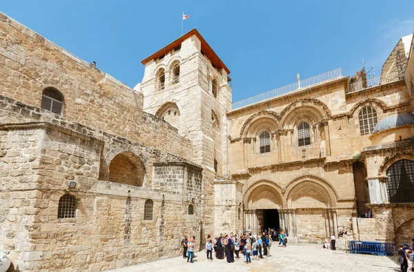 Jerus에서 신성한 Sepulchre의 교회의 성문에서 사람들 — 스톡 사진