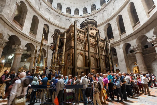People visiting the Church of the Holy Sepulchre in Jerusalem — Stock Photo, Image