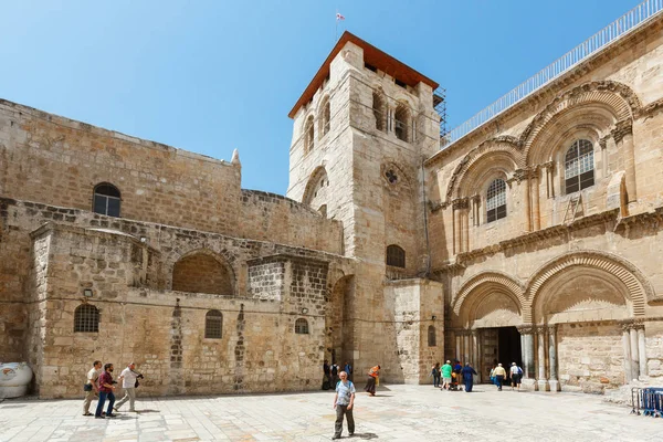 İnsanlar Jerus içinde Kutsal Kabir Kilisesi kapılarında — Stok fotoğraf