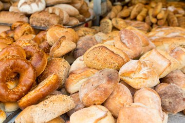 taze pişmiş çörekler ve bir Pazar loafs