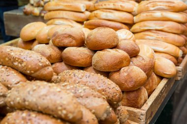 taze pişmiş çörekler ve bir Pazar loafs