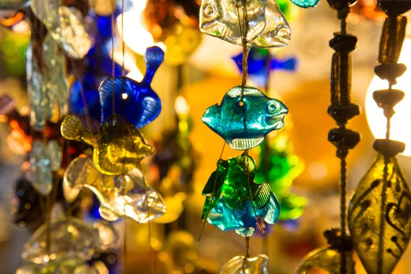 Pequenos peixes de vidro decorativos em um fio — Fotografia de Stock